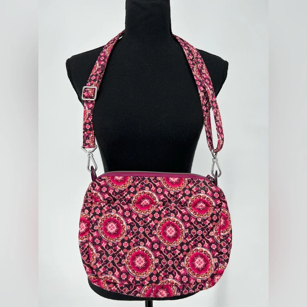 VERA BRADLEY CROSSBODY RASPBERRY MEDALLION‎ CARSON BAG CLASSIC VIBRANT QUILTED